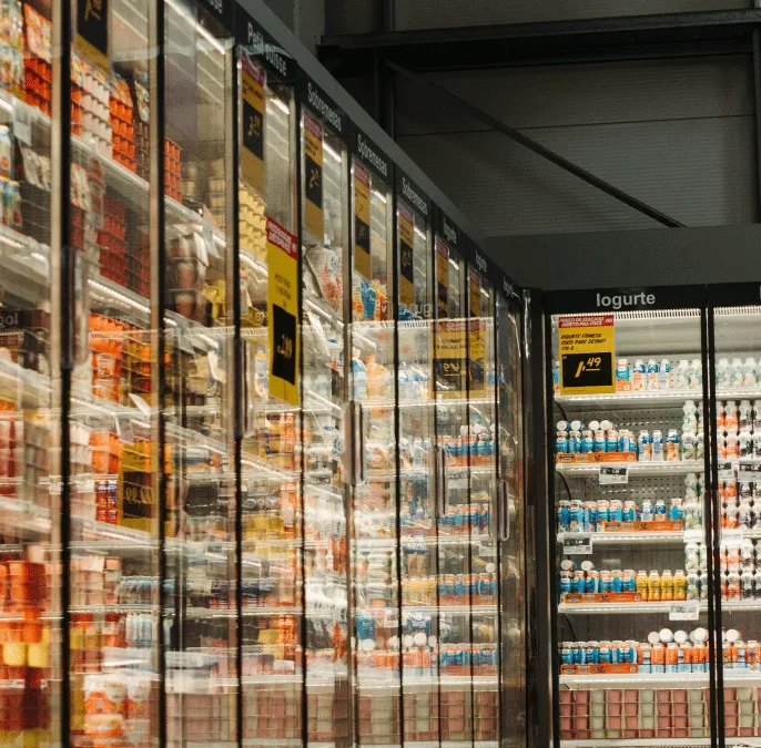 Exhibidores refrigerados verticales de supermercado con producto a la vista mantenidos por Río Sur